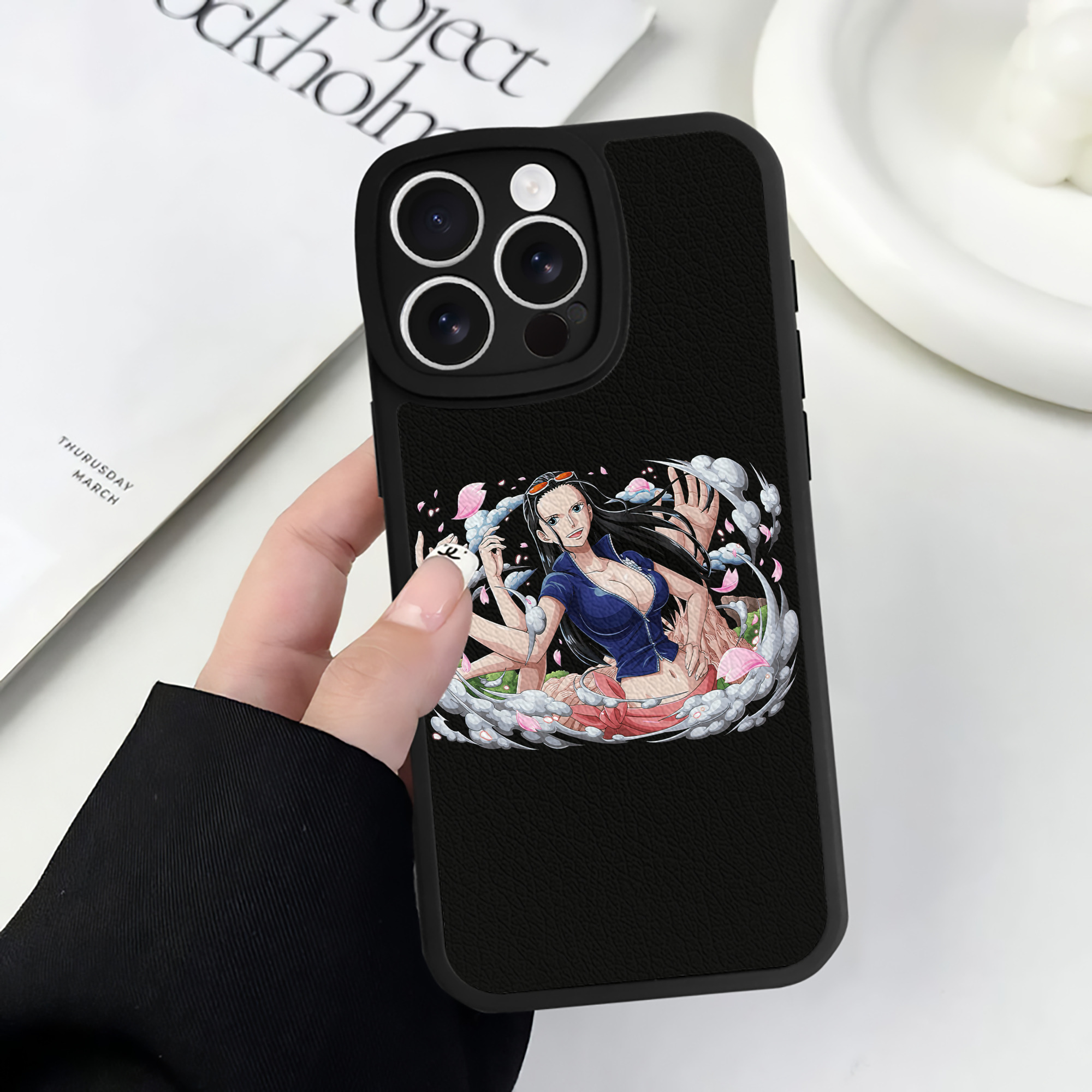 （画像用） ワンピース ニコ・ロビン ONE PIECE Nico Robin 【iPhone 16シリーズ対応】シリコンスマホケース（レザー調） 材質：シリコン